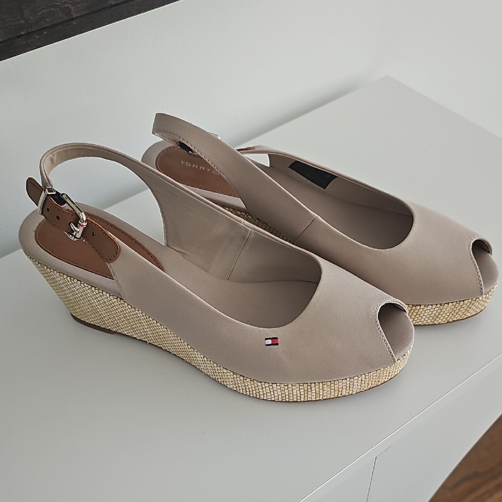 Tommy Hilfiger Women's Taupe Wedge Sandals BRAND NEW NEVER WORN SIZE 9
